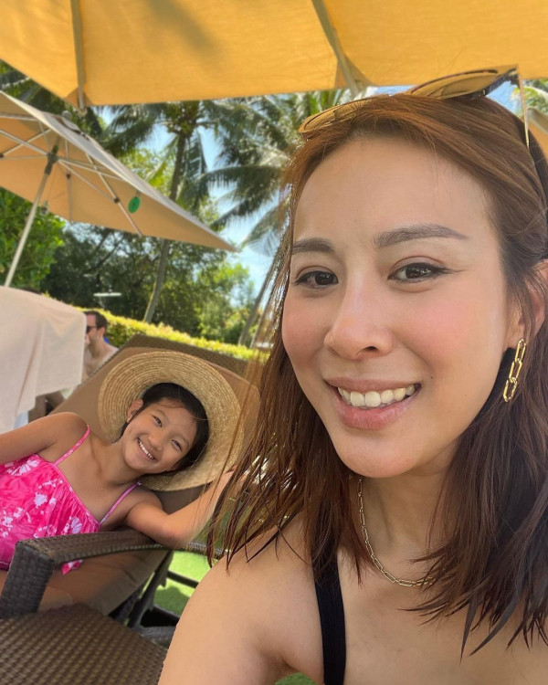 42歲前港姐冠軍遊杜拜 12歲女獲讚遺傳母親高䠷身材 