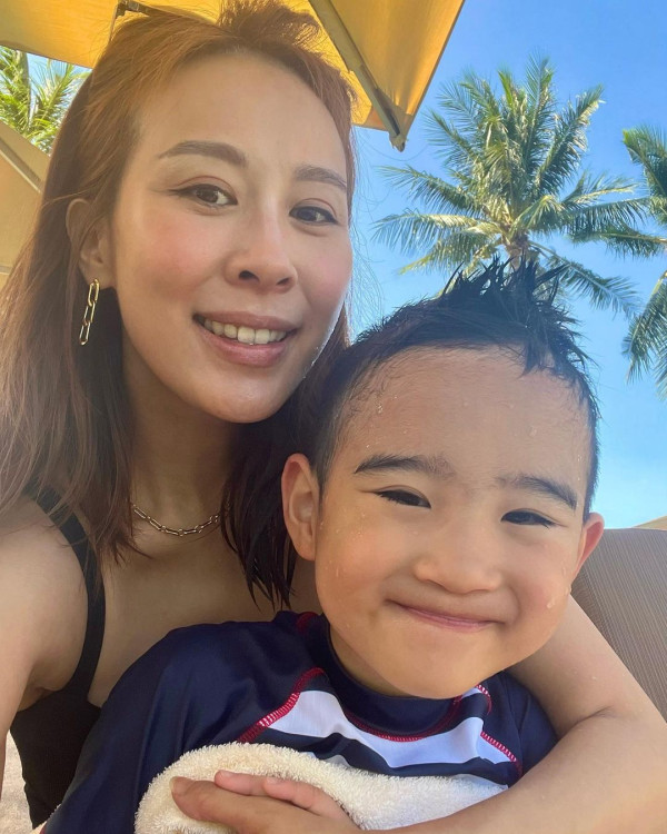 42歲前港姐冠軍遊杜拜 12歲女獲讚遺傳母親高䠷身材 