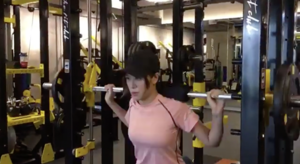 愛回家林凱恩希臘旅遊低胸大露背!疑真空上陣獲讚「小酥胸」!