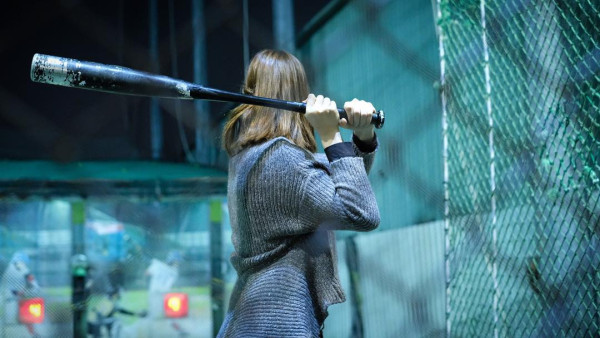 愛回家林凱恩希臘旅遊低胸大露背!疑真空上陣獲讚「小酥胸」!