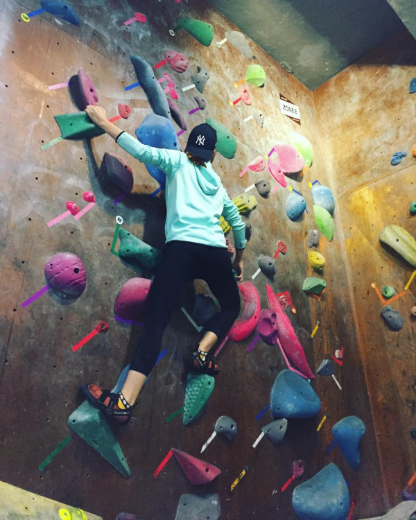 愛回家林凱恩希臘旅遊低胸大露背!疑真空上陣獲讚「小酥胸」!