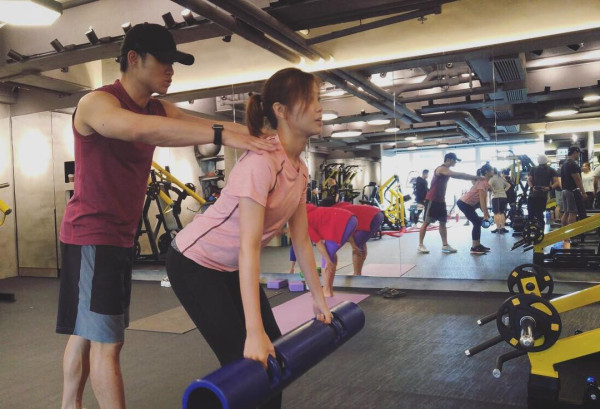 愛回家林凱恩希臘旅遊低胸大露背!疑真空上陣獲讚「小酥胸」!