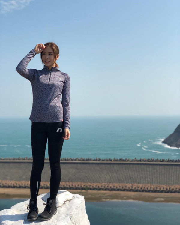 愛回家林凱恩希臘旅遊低胸大露背!疑真空上陣獲讚「小酥胸」!