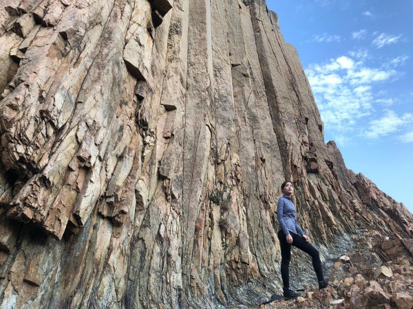 愛回家林凱恩希臘旅遊低胸大露背!疑真空上陣獲讚「小酥胸」!