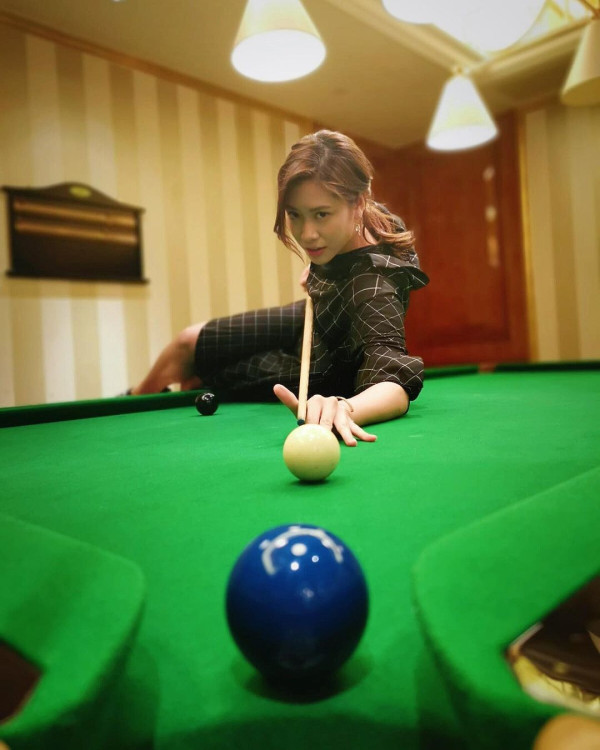 愛回家林凱恩希臘旅遊低胸大露背!疑真空上陣獲讚「小酥胸」!