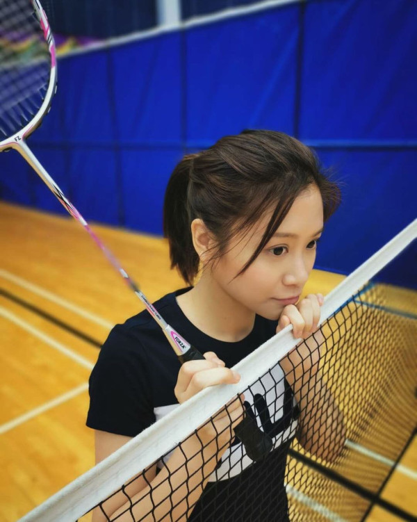 愛回家林凱恩希臘旅遊低胸大露背!疑真空上陣獲讚「小酥胸」!