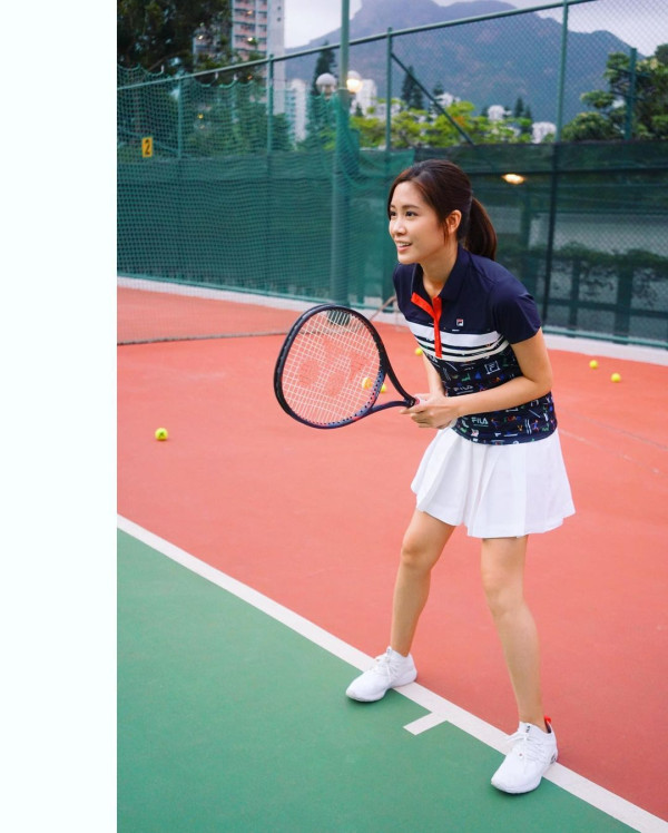 愛回家林凱恩希臘旅遊低胸大露背!疑真空上陣獲讚「小酥胸」!