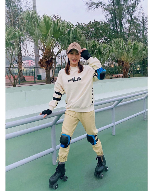 愛回家林凱恩希臘旅遊低胸大露背!疑真空上陣獲讚「小酥胸」!