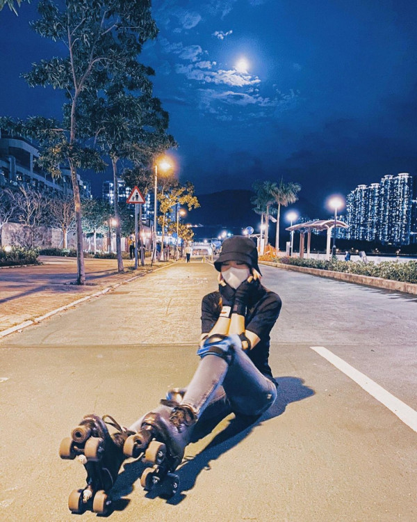 愛回家林凱恩希臘旅遊低胸大露背!疑真空上陣獲讚「小酥胸」!