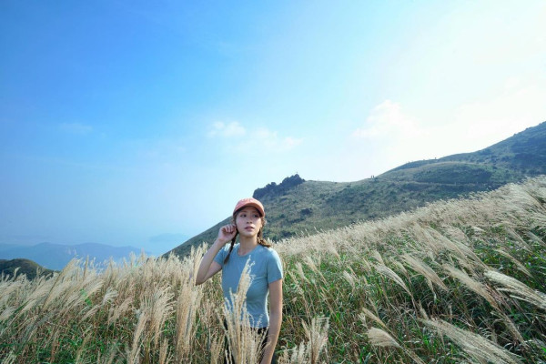 愛回家林凱恩希臘旅遊低胸大露背!疑真空上陣獲讚「小酥胸」!