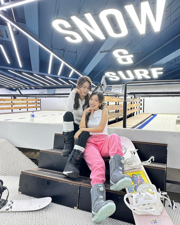 愛回家林凱恩希臘旅遊低胸大露背!疑真空上陣獲讚「小酥胸」!