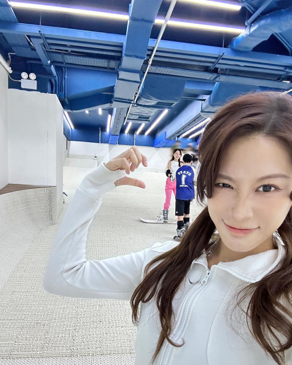 愛回家林凱恩希臘旅遊低胸大露背!疑真空上陣獲讚「小酥胸」!