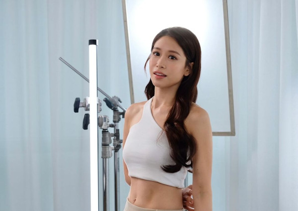 愛回家林凱恩希臘旅遊低胸大露背!疑真空上陣獲讚「小酥胸」!