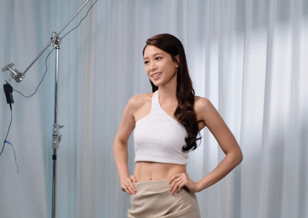 愛回家林凱恩希臘旅遊低胸大露背!疑真空上陣獲讚「小酥胸」!