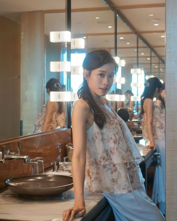 愛回家林凱恩希臘旅遊低胸大露背!疑真空上陣獲讚「小酥胸」!