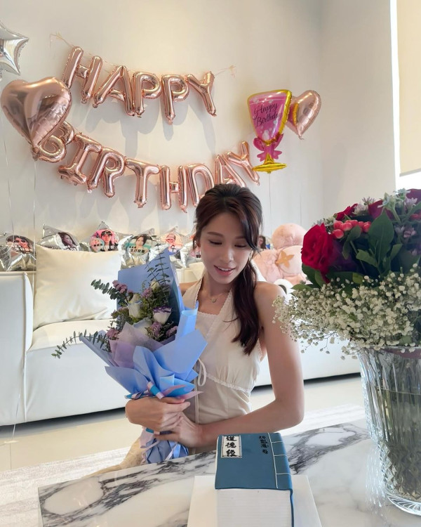 愛回家林凱恩希臘旅遊低胸大露背!疑真空上陣獲讚「小酥胸」!