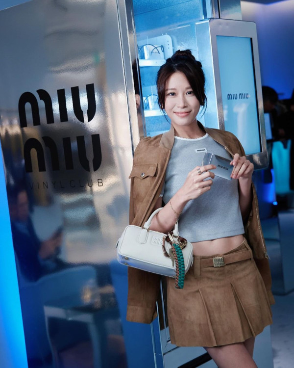 愛回家林凱恩希臘旅遊低胸大露背!疑真空上陣獲讚「小酥胸」!