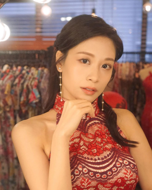 愛回家林凱恩希臘旅遊低胸大露背!疑真空上陣獲讚「小酥胸」!