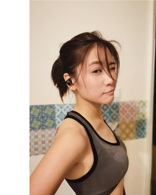 愛回家林凱恩希臘旅遊低胸大露背!疑真空上陣獲讚「小酥胸」!