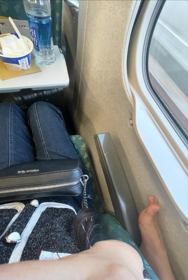 網民搭高鐵唔小心將奶茶灑男童！對方媽媽1句話顯極高EQ！ 