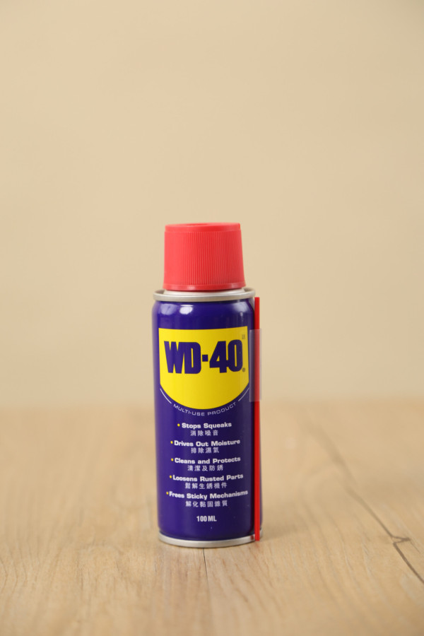 清理玻璃窗膠紙漬︰WD-40