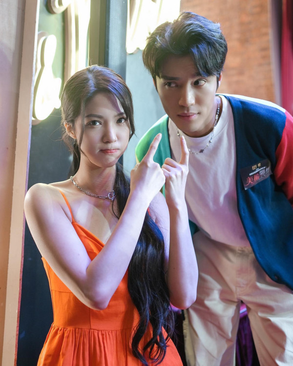 丁子朗丁子朗和陳曉華（Hera）2022年在劇集《美麗戰場》裡飾演一對情侶，劇中兩人因為默契合作而變成了好朋友。