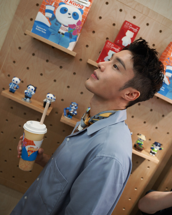 陳曉華曾在網上節目被要求致電給丁子朗，佯稱飲醉了想男方載她，丁子朗雖然因工作中而未能抽身，但亦盡心找朋友幫陳曉華，可見二人交情匪淺。