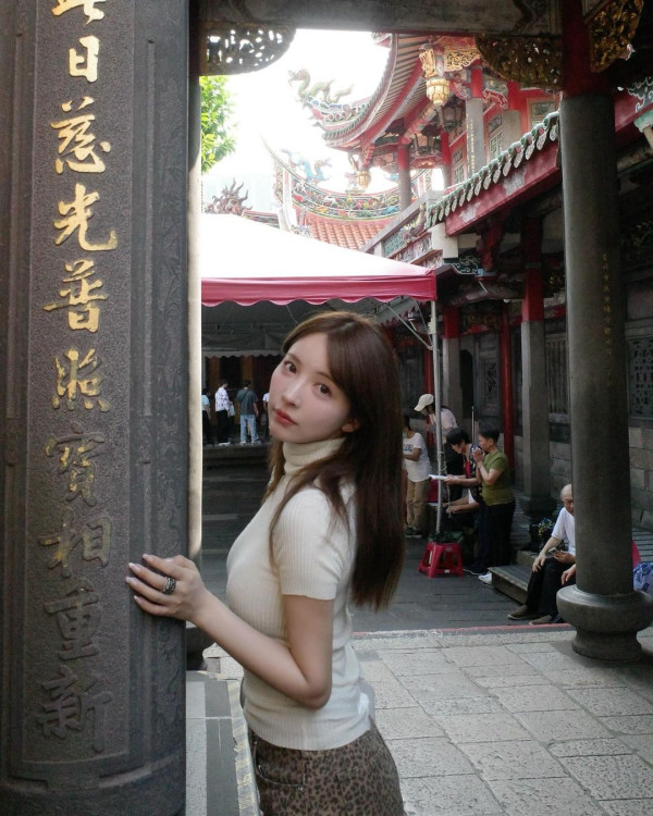 退役AV女優遊台大晒性感照 飄逸長髮配緊身衣震撼全網：難怪最近台北熱 