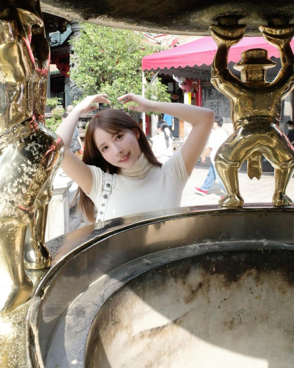 退役AV女優遊台大晒性感照 飄逸長髮配緊身衣震撼全網：難怪最近台北熱 