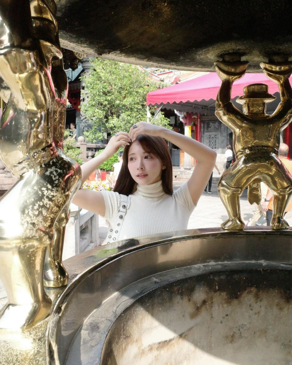 退役AV女優遊台大晒性感照 飄逸長髮配緊身衣震撼全網：難怪最近台北熱 