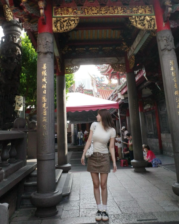 退役AV女優遊台大晒性感照 飄逸長髮配緊身衣震撼全網：難怪最近台北熱 