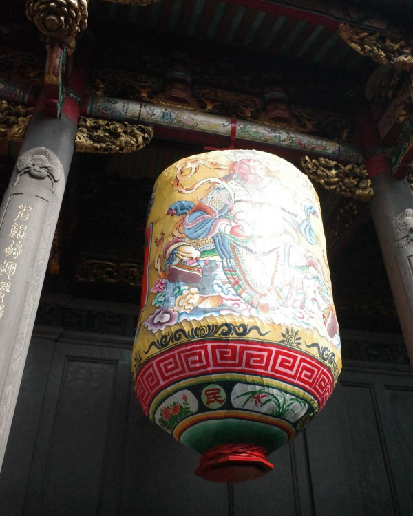 退役AV女優遊台大晒性感照 飄逸長髮配緊身衣震撼全網：難怪最近台北熱 