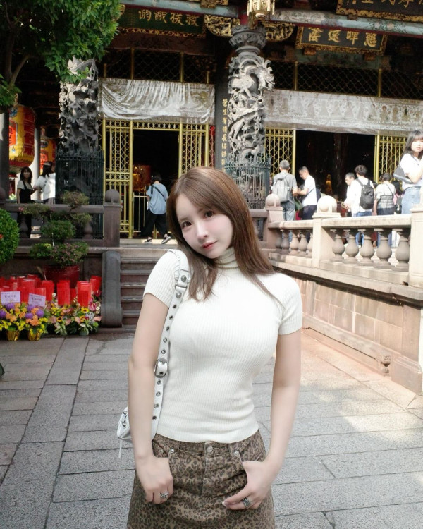 退役AV女優遊台大晒性感照 飄逸長髮配緊身衣震撼全網：難怪最近台北熱 