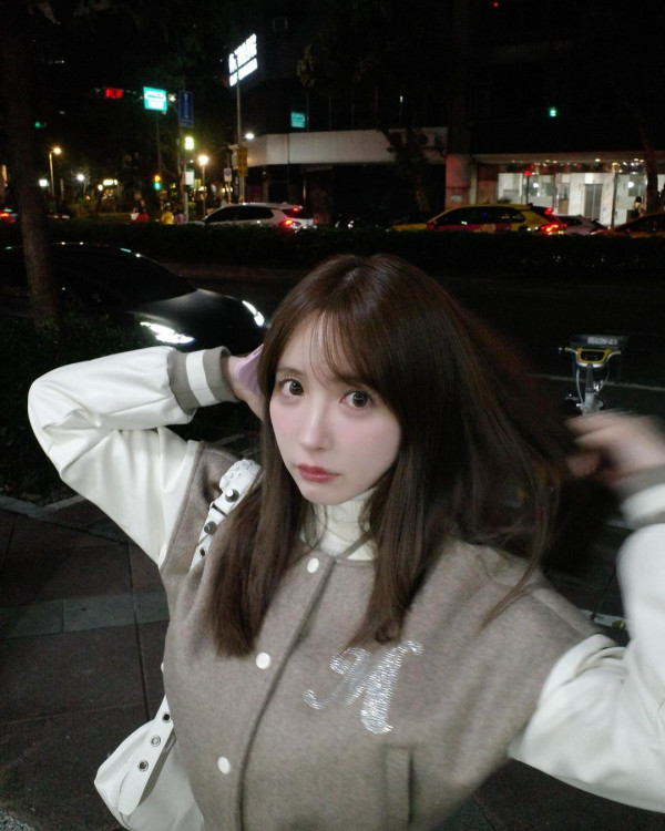 退役AV女優遊台大晒性感照 飄逸長髮配緊身衣震撼全網：難怪最近台北熱 