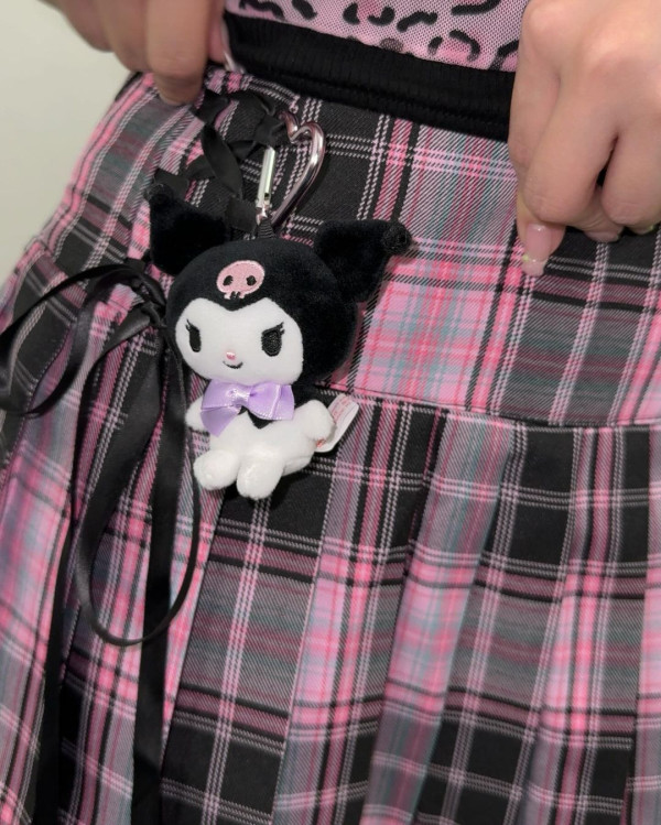 退役AV女優遊台大晒性感照 飄逸長髮配緊身衣震撼全網：難怪最近台北熱 