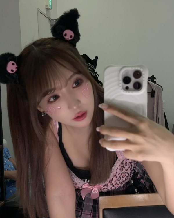 退役AV女優遊台大晒性感照 飄逸長髮配緊身衣震撼全網：難怪最近台北熱 