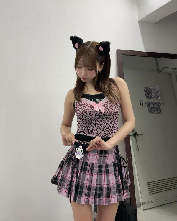 退役AV女優遊台大晒性感照 飄逸長髮配緊身衣震撼全網：難怪最近台北熱 