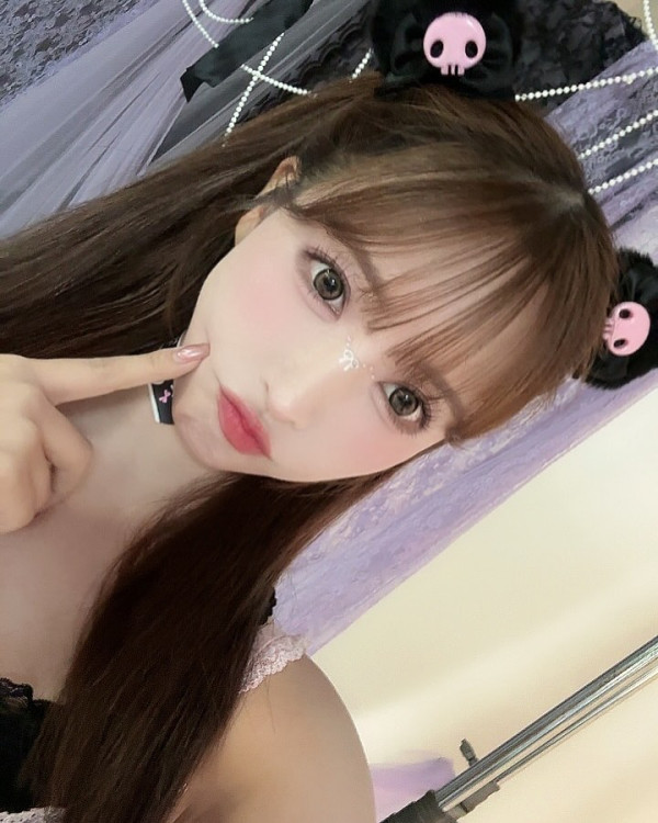 退役AV女優遊台大晒性感照 飄逸長髮配緊身衣震撼全網：難怪最近台北熱 