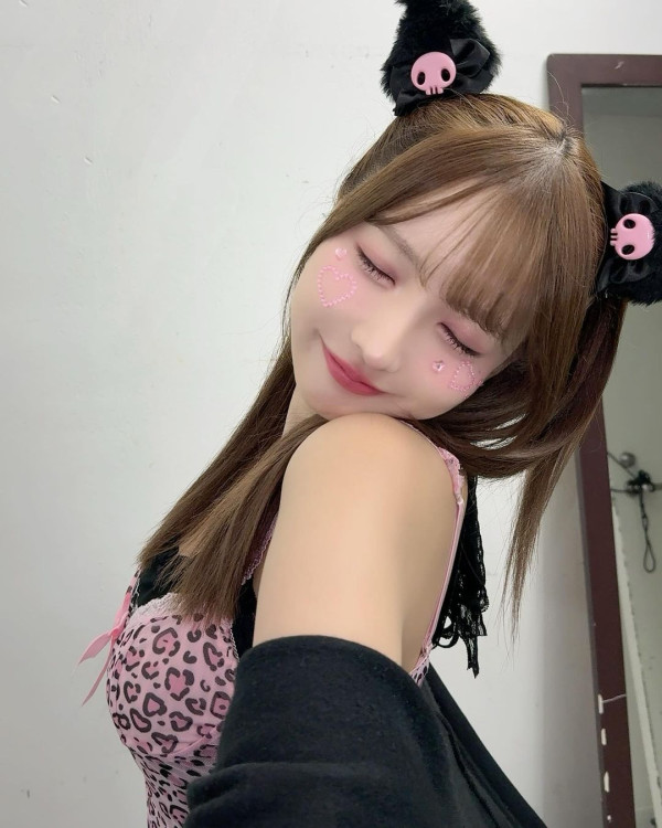 退役AV女優遊台大晒性感照 飄逸長髮配緊身衣震撼全網：難怪最近台北熱 