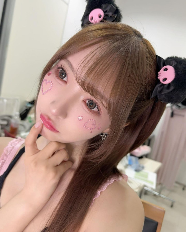 退役AV女優遊台大晒性感照 飄逸長髮配緊身衣震撼全網：難怪最近台北熱 