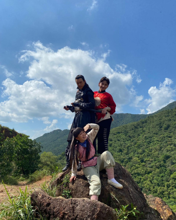 JW貼周嘉洛陳瀅親密互挨照