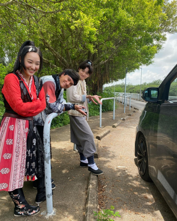 JW貼周嘉洛陳瀅親密互挨照