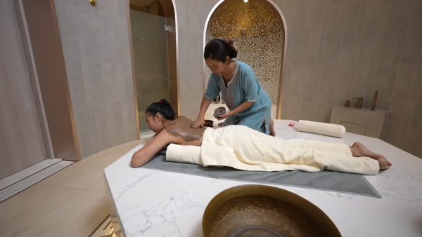 鄺玲玲胡慧冲新一輯泰國旅遊節目首播 首集推薦景點 星戰Cafe/摩洛哥式Spa/繩網