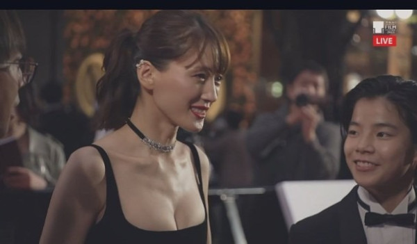 梁朝偉東京出行獲4人做1件事！ 網友驚訝排場大：像首相出行 