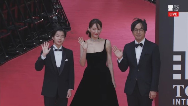 梁朝偉東京出行獲4人做1件事！ 網友驚訝排場大：像首相出行 