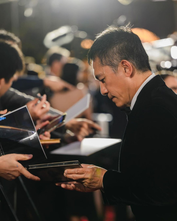 梁朝偉東京出行獲4人做1件事！ 網友驚訝排場大：像首相出行 