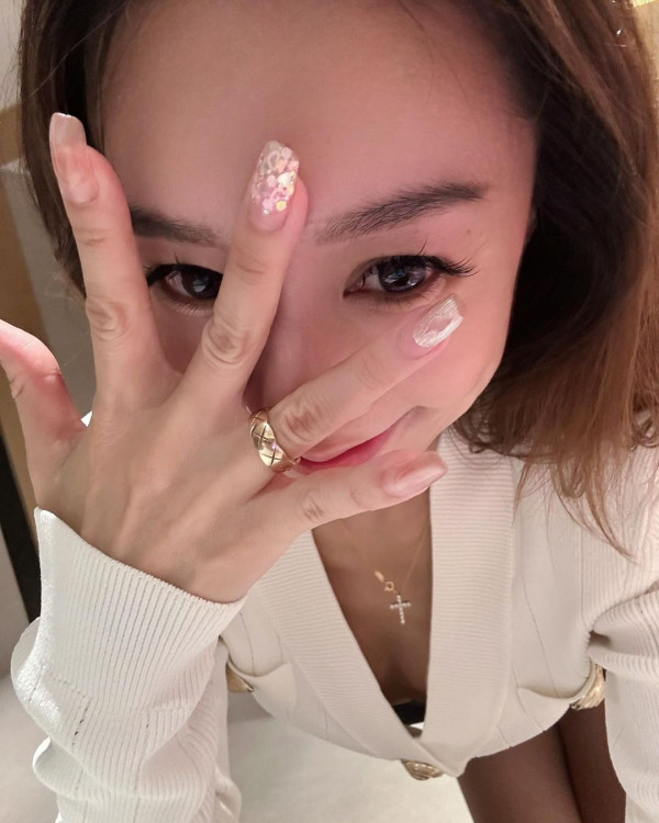 前TVB主持英國大屋放煙花 被指越搬越富貴 曾偷拍鄰居惹爭議 