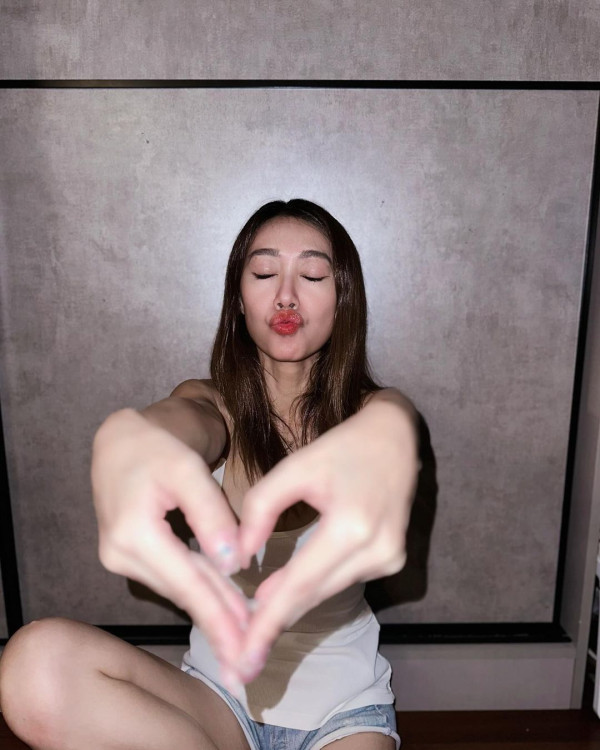 前TVB主持英國大屋放煙花 被指越搬越富貴 曾偷拍鄰居惹爭議 