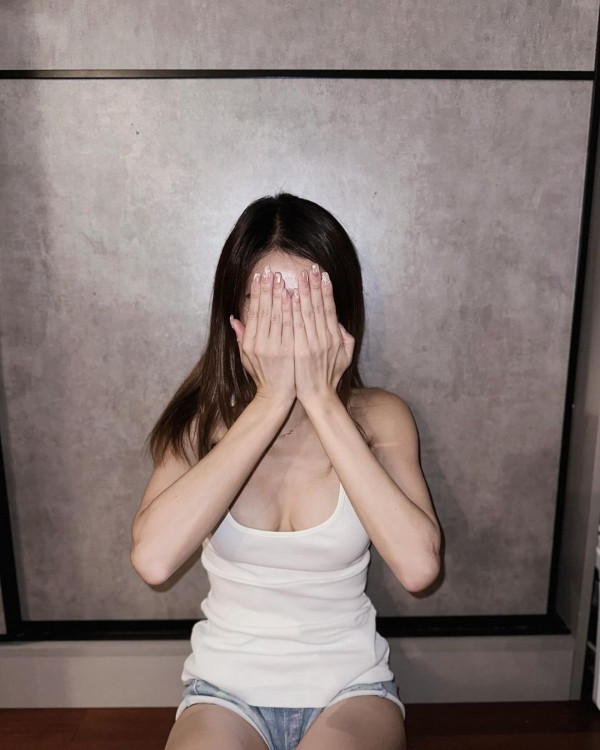 前TVB主持英國大屋放煙花 被指越搬越富貴 曾偷拍鄰居惹爭議 