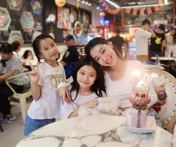 前TVB主持英國大屋放煙花 被指越搬越富貴 曾偷拍鄰居惹爭議 